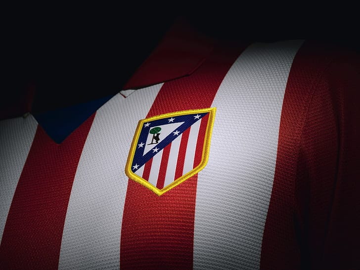 Escudo del Atlético de Madrid con el fondo de la parte de la camiseta donde se luce.