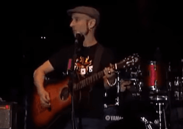 Fito Cabrales tocando la guitarra