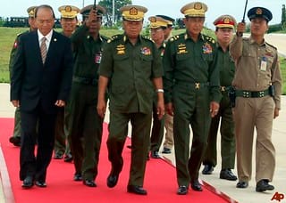 El líder de la Junta Militar gobernante en Birmania; Than Shwe; con su séquito