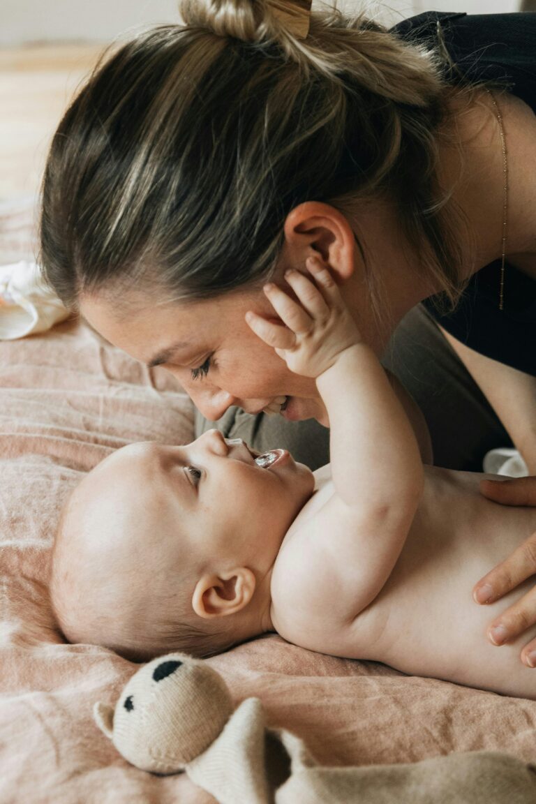 Una madre con su hijo bebé