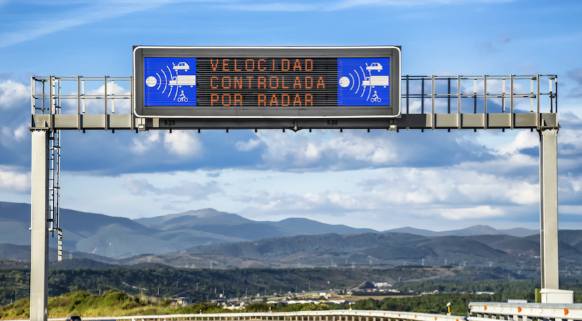 Panel luminoso informativo de tráfico en autovía o autopista