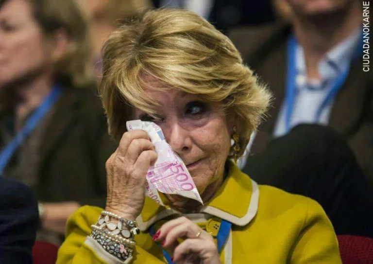 Esperanza Aguirre limpiándose las lágrimas con un billete de 500€